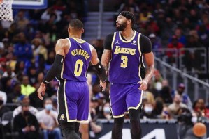  詹姆斯准三双湖人险胜国王  