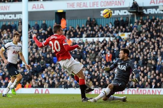  热刺绝平进球引争议，VAR判定越位在先无效  