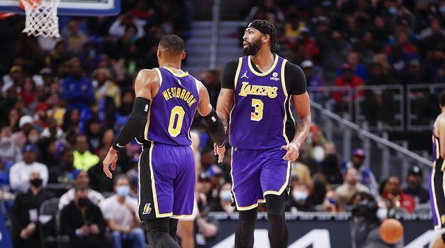  詹姆斯准三双湖人险胜国王  