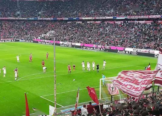  拜仁功勋重返安联，全场掌声温情满满  