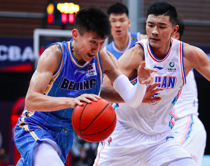  里昂主场灯光故障，比赛中断半小时  